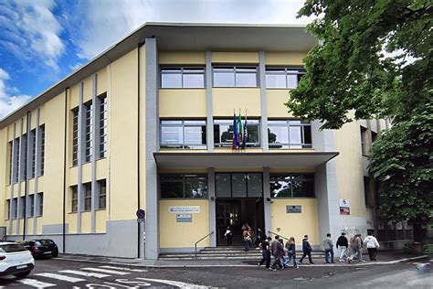 Foto moderna della facciata dell'Istituto di Istruzione Superiore 