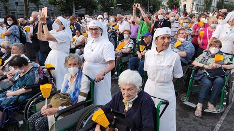 Foto di gruppo di pellegrini Unitalsi a Lourdes