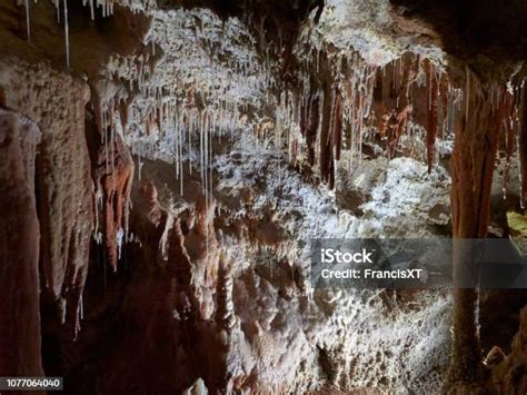 Foto ravvicinata di stalattiti e stalagmiti in una grotta carsica
