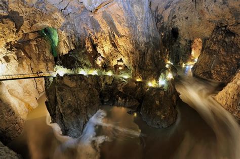 Foto del Fiume Timavo che scorre all'interno delle grotte di San Canziano