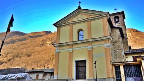 Facciata della Chiesa di Santa Maria Assunta a Bobbio Pellice con dettagli architettonici