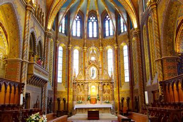 Dettaglio delle vetrate di Mattia Fassi nella Chiesa di Santa Maria Assunta