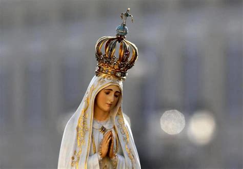 statua della Madonna di Fatima in processione