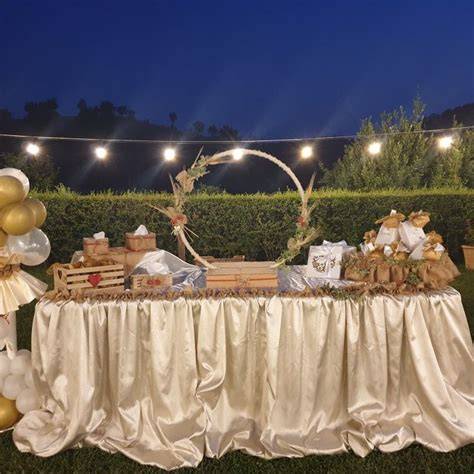 Tavola imbandita per una celebrazione di Cresima, con decorazioni sobrie e festose