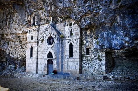 Veduta esterna dell'Eremo di San Michele Arcangelo incastonato nella roccia, Pescocostanzo