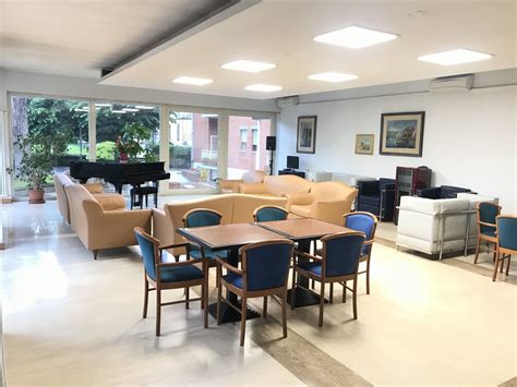 Interni di una casa di riposo con sala comune e camere
