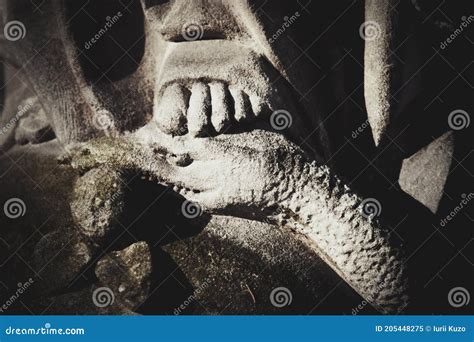 Rappresentazione della Vergine Maria che schiaccia il serpente (Satana)