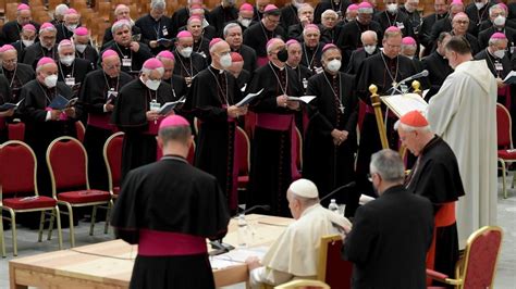 Foto di un'assemblea dei vescovi italiani della CEI con il Cardinale Bassetti