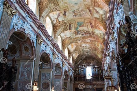 Interno della Basilica dell'Assunzione della Vergine Maria, mettendo in evidenza le volte e le decorazioni