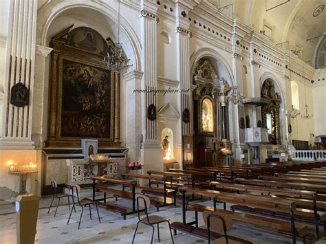 Interno della chiesa con l'altare e le cappelle laterali