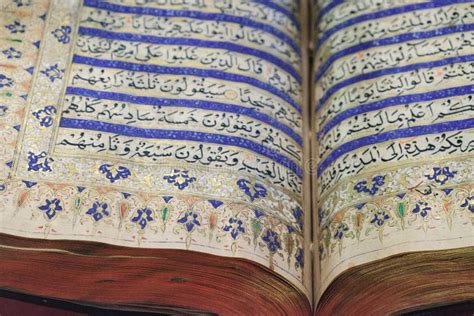 Manoscritto antico del Corano con calligrafia araba