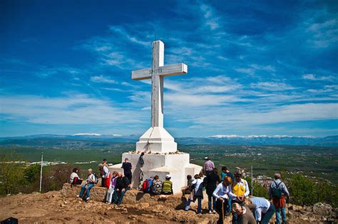 panoramica delle colline di Medjugorje con la croce sul Križevac e la chiesa al centro