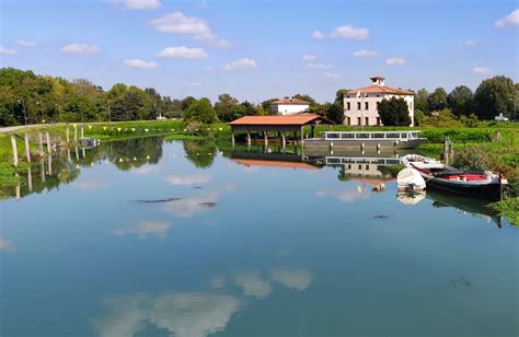 Canale di Battaglia Terme con barche storiche e case affacciate sull'acqua