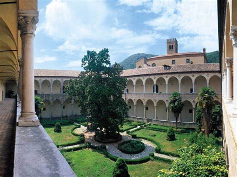 Il Chiostro Botanico dell'Abbazia di Praglia con il giardino all'italiana