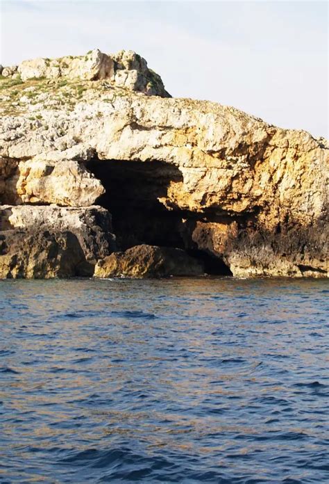 Barca di Piccola Nautica che esplora una grotta marina a Santa Maria di Leuca