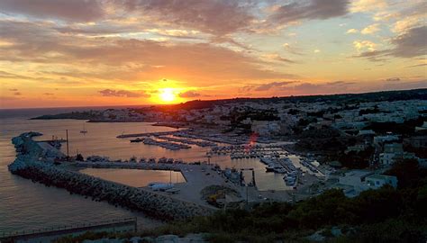 Tramonto sul mare di Santa Maria di Leuca visto da una barca