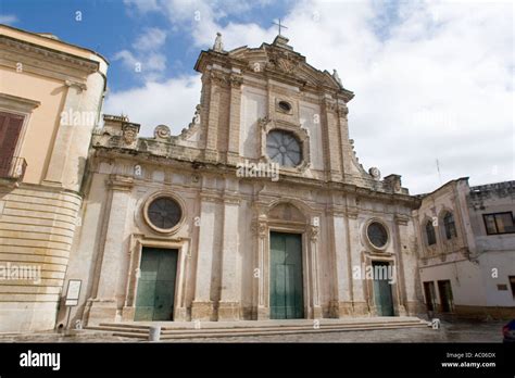 Vista esterna della Cattedrale di Nardò con la sua facciata barocca
