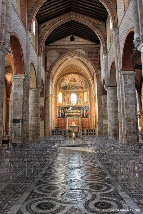 Interno della Cattedrale di Nardò con le navate e gli archi