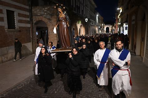 Statua della Vergine Desolata in processione, Grottaglie