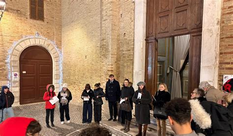 Giovani in un momento di riflessione o discernimento