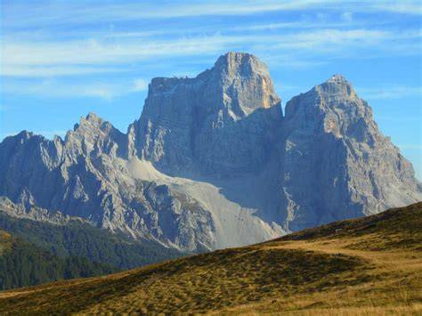 Panorami montani delle Dolomiti con il Monte Pelmo