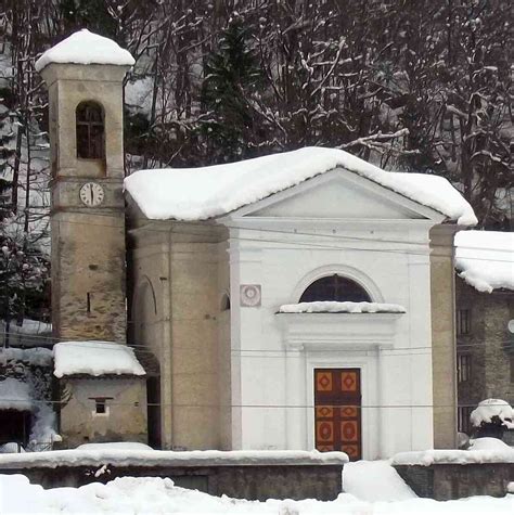 Veduta esterna della Chiesa di Santa Maria Maddalena a Groscavallo con la scalinata d'accesso