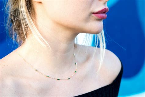 Modella o celebrità che indossa una collana rosario come accessorio di moda