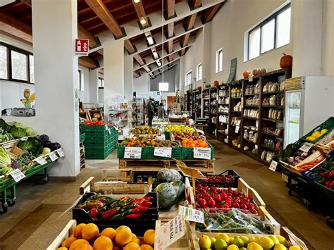 Mercato contadino di Campi Aperti con prodotti freschi e persone che interagiscono