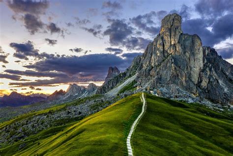 Immagine evocativa di un sentiero spirituale o di un luogo di meditazione