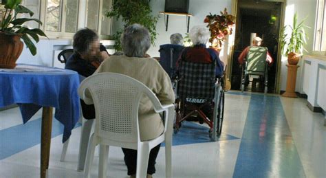 Interno accogliente di una casa di riposo con anziani in attività