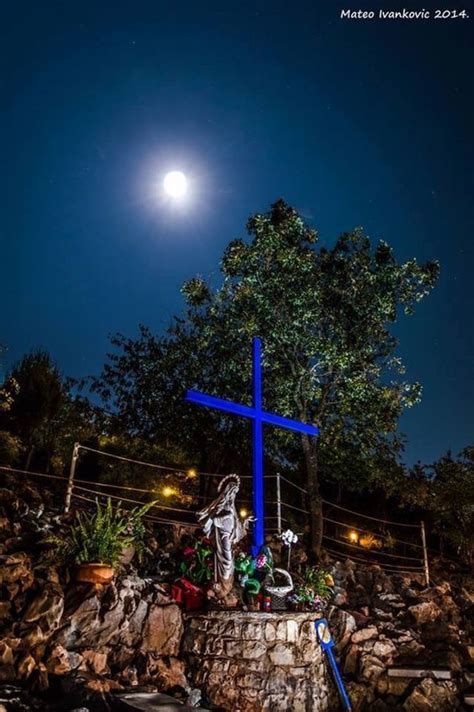 La Croce Blu di Medjugorje con i pellegrini in preghiera al tramonto