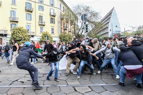 foto di repertorio di una protesta ecologista non violenta in uno spazio pubblico