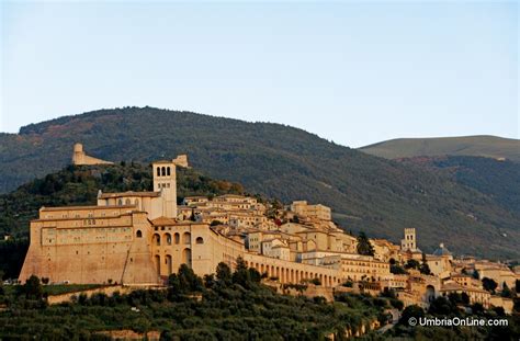 Veduta panoramica dell'Abbazia di San Pietro ad Assisi con la valle umbra sullo sfondo