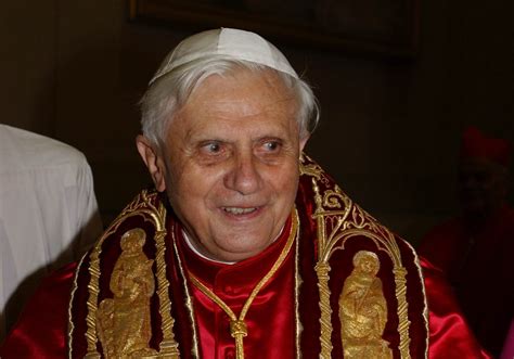 foto di Benedetto XVI in abiti liturgici