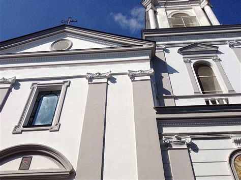 Foto esterna della facciata e del campanile della Chiesa di San Lorenzo a Vallegrascia