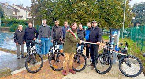 Ciclostazione di Bike Sharing moderna con e-bike a Santa Maria Hoè