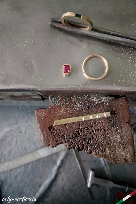 Dettaglio della lavorazione artigianale di un anello religioso