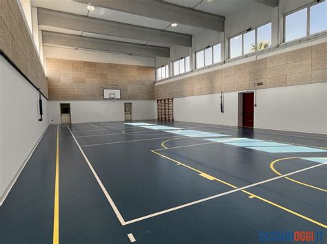 Interno della palestra riqualificata: nuova pavimentazione e attrezzature sportive