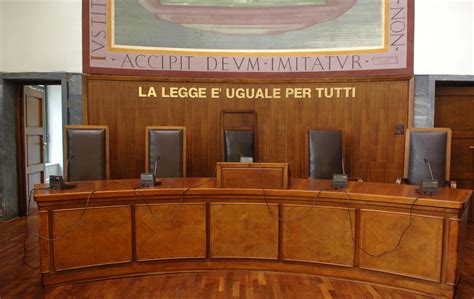 Foto di un'aula di tribunale italiana durante un'udienza o una sessione