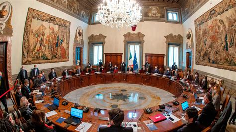 Immagine tematica di un appello politico o una riunione di cittadini in Basilicata