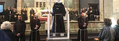 Foto ravvicinata del saio delle stimmate di Padre Pio esposto