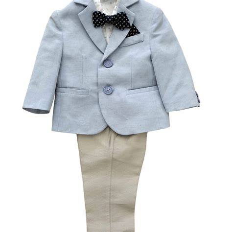 Bambino con abito da battesimo elegante e delicato, focus sui dettagli del tessuto