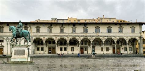 Santuario della Santissima Annunziata di Firenze visto dalla piazza, con il porticato