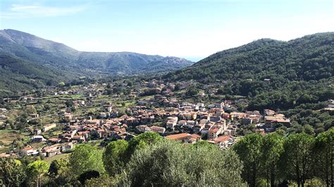 Veduta del santuario di Licusati sulla collina con ulivi e roseti