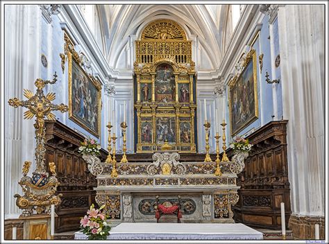 Interno di un santuario dell'Annunziata con altare maggiore e opere d'arte barocche