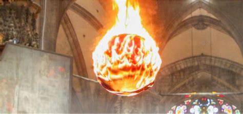 Rito del Faro con il pallone di bambagia incendiato sopra l'altare