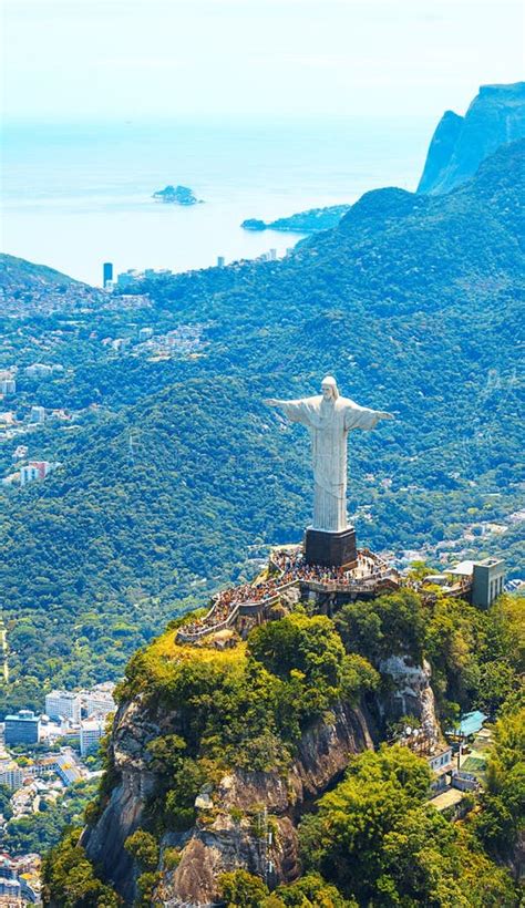 Vista panoramica del Cristo Redentore sul monte Corcovado con Rio de Janeiro e la Baia di Guanabara