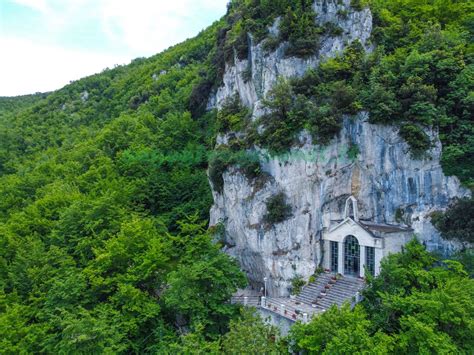 Foto aerea o panoramica del Santuario della Madonna delle Fontane a Caino, immerso nel paesaggio naturale.
