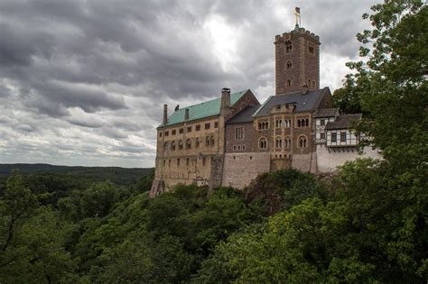 Illustrazione del Castello della Wartburg, luogo di esilio e traduzione della Bibbia di Lutero