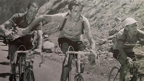 Foto di Gino Bartali in bicicletta o durante il periodo della guerra